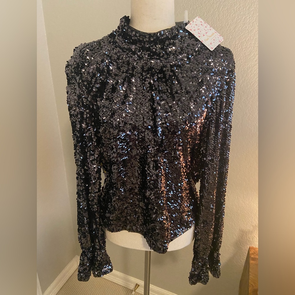 Free people sequins top in Medium. Beautiful dark grey sequins